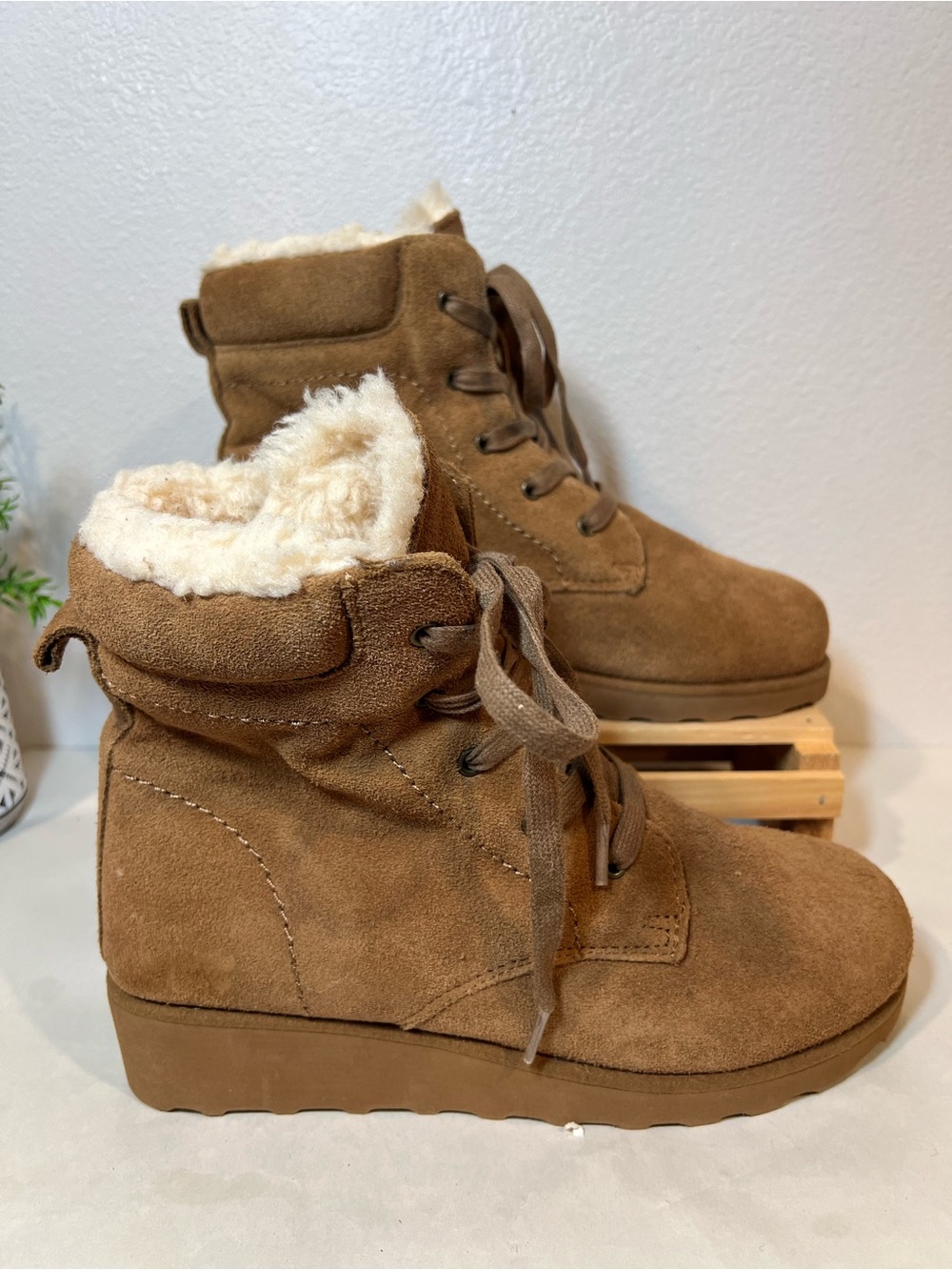NWOT BearPaw Suede Lace-Up Wedge Boot with Cream Shearling Size 8